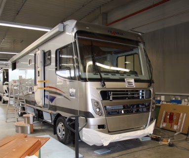 RMB Luxus-Liner – Exterieurdesign eines Reisemobils der Oberklasse – Ansicht 4